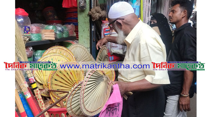 তীব্র গরমে তিন হাজার বছর আগের  প্রচলিত হাতপাখার কদর বাড়ছে